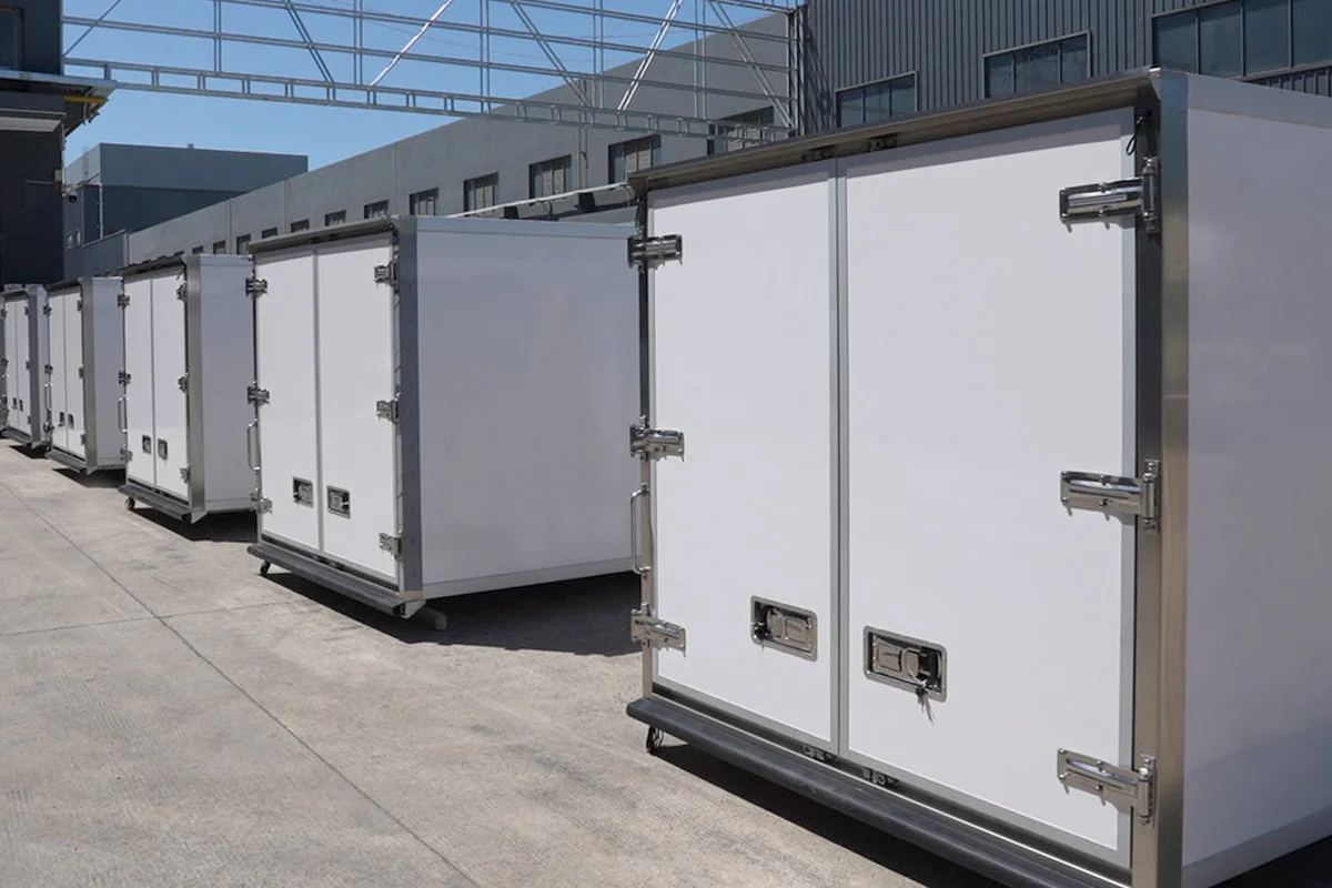 Multi-temperature zone refrigerated truck body with separate doors for each zone